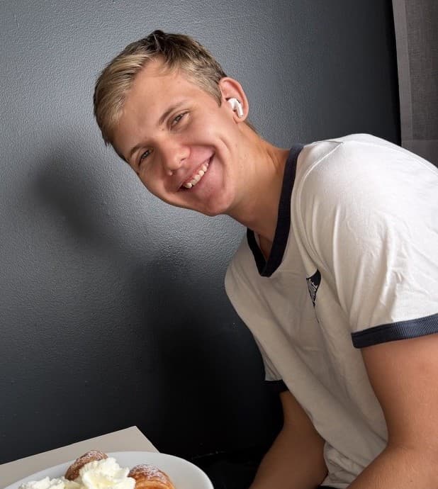 Fredrik smiler til kameraet.