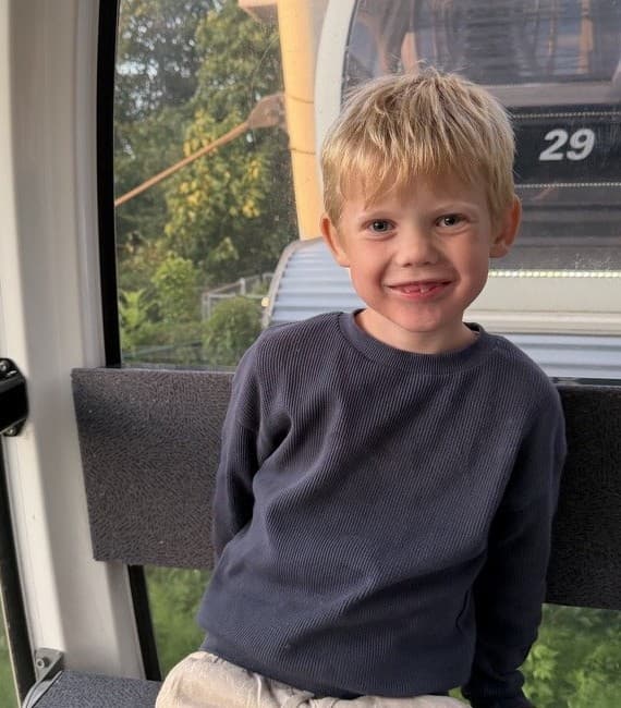 Sondre smiler til kameraet.