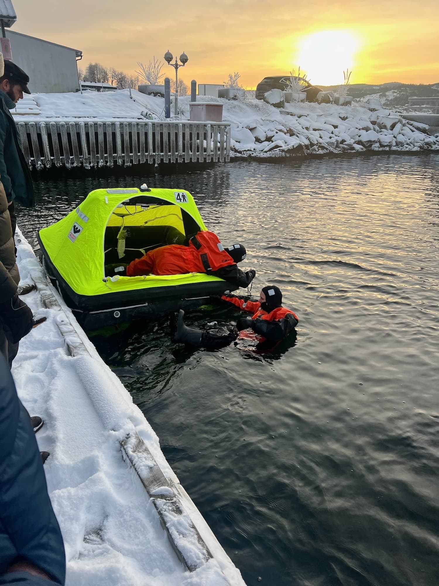Testing av overlevelsesdrakter og redningsflåte.